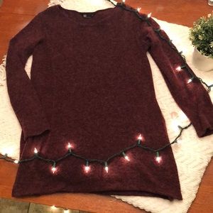 Long burgundy sweater with long sleeves